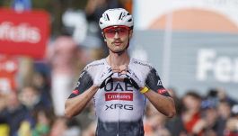 Vuelta, 6a tappa: Ayuso crolla subito sull'Alto de Comella. Vince Jay Vine, Træen nuova maglia rossa. Bene Ciccone