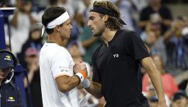 Tsitsipas in crisi sulle orme di Medvedev, dopo il ko la ‘minaccia’ ad Altmaier: “Non sorprenderti se ti colpirò”