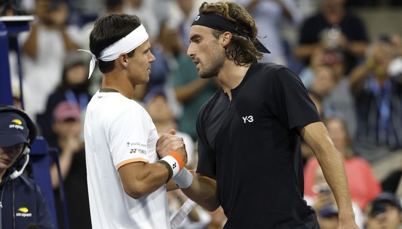 Tsitsipas in crisi sulle orme di Medvedev, dopo il ko la ‘minaccia’ ad Altmaier: “Non sorprenderti se ti colpirò”