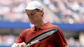 Sinner insoddisfatto torna in campo dopo il match con Popyrin: ma l’allenamento “turba” Zverev che si lamenta