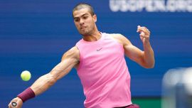 US Open, Alcaraz liquida facilmente Darderi, ma è allarme per le condizioni di ginocchio destro