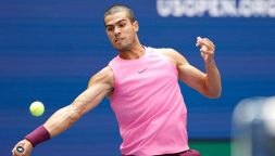 US Open, Alcaraz liquida facilmente Darderi, ma è allarme per le condizioni di ginocchio destro