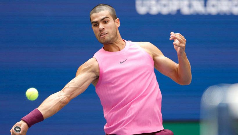 US Open, Alcaraz liquida facilmente Darderi, ma è allarme per le condizioni di ginocchio destro