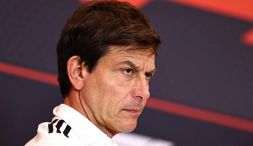 F1, Toto Wolff ci ricasca: "Si riunisce la mafia", la battuta infelice su Briatore, Horner e Ecclestone
