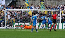 Spezia-Carrarese 0-2: Pairetto va ko, debutta in B arbitro Vingo e succede di tutto, rigore ed espulsione