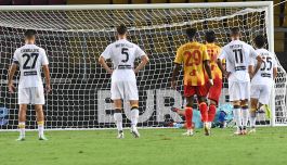Lecce-Juve Stabia, moviola: il Var aiuta i pugliesi, l’arbitro stava per rovinarli