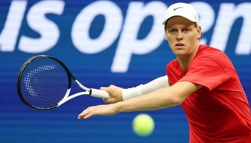 Sinner: "Ecco quando sarò al 100%". In campo con Michelsen e Alcaraz, ping pong con Osaka, la trappola Ferrara