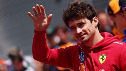 Ferrari, Leclerc rende omaggio a Maradona nella giornata dei mancini
