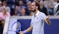 Assurdo Medvedev: litiga con l'arbitro e accende il pubblico, poi cede a Bonzi. Il folle show dell'ex Zar