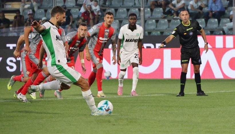 Cremonese-Sassuolo, moviola: due rigori negati poi succede l’impossibile nel finale tra gol annullato e 2 penalty