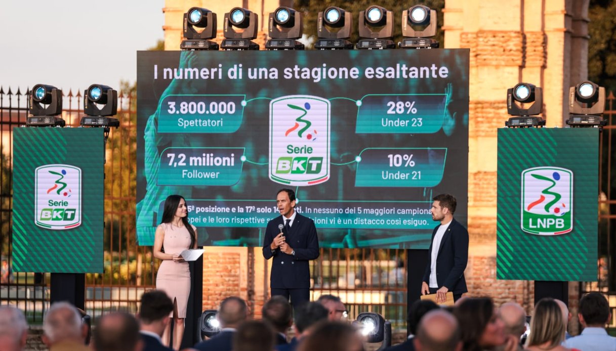 https://wips.plug.it/cips/sport.virgilio.it/cms/2025/08/presentazione-calendario-serie-b-04082025-sport-virgilio.jpg