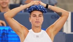 Sabalenka come Alcaraz: discussione spiazzante con l'arbitro a Cincinnati. Poi Aryna crolla contro Rybakina