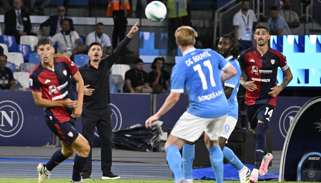 https://wips.plug.it/cips/sport.virgilio.it/cms/2025/08/serie-a-2025-25-napoli-0-0-cagliari.jpg