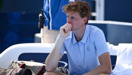 Sinner, il ritiro una strategia? Il folle attacco dalla Spagna e il retroscena sul messaggino a mamma Siglinde