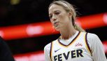 WNBA, sex toys dagli spalti durante le partite: Sophie Cunningham colpita da un dildo, arriva il primo arresto