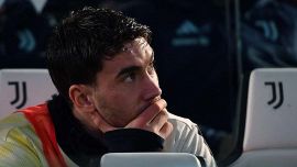 Juventus, anche il Milan scarica Vlahovic: Comolli punta sull’uscita di Douglas Luiz per sbloccare il mercato