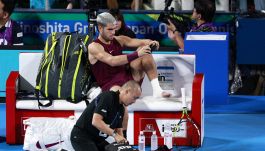 Tokyo, la caviglia tormenta Alcaraz: la decisione sul match con Bergs e lo spettro di Sinner. Preoccupazione in Spagna