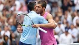 Alcaraz travolge un grande Djokovic, vola in finale e spaventa Sinner: ora tutta la pressione è su Jannik