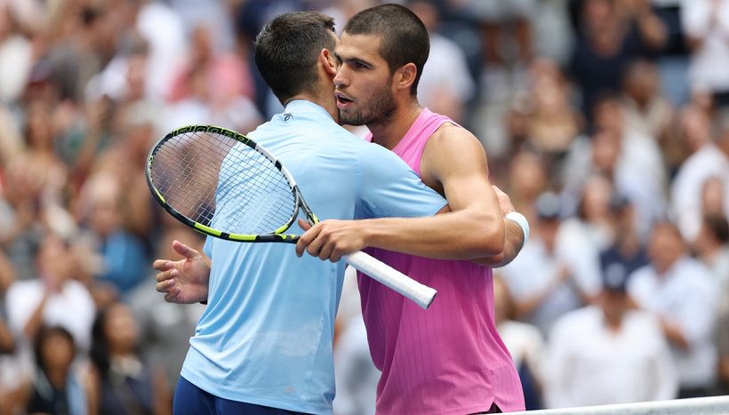 Alcaraz travolge un grande Djokovic, vola in finale e spaventa Sinner: ora tutta la pressione è su Jannik