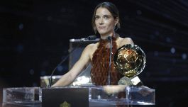 Aitana Bonmatí, chi è la vincitrice del Pallone d'Oro 2025 a quota tre: la centrocampista del Barcellona più forte della meningite