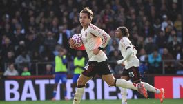 Liverpool, Chiesa lo rifà: entra, segna, ma non evita il ko. Tifosi pazzi di Fede: “È meglio di Wirtz”