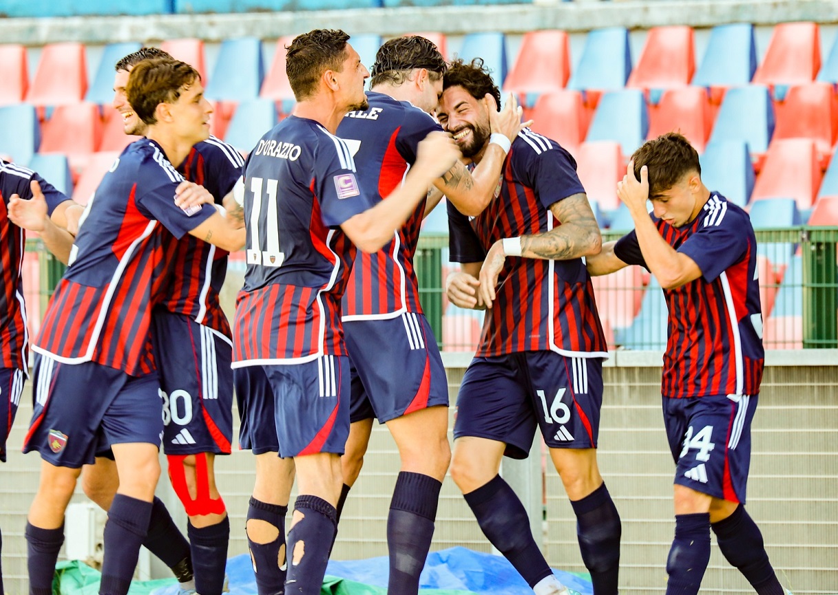 Cosenza-Catania, Ricciardi Cosenza festeggiato dopo gol 1-0 (LPS)
