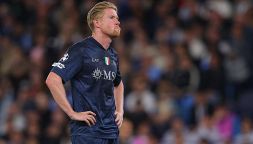 Manchester City-Napoli, azzurri in 10 e Conte toglie De Bruyne: espulso Di Lorenzo, bufera sull'arbitro Zwayer