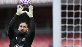 Manchester City, la papera di Donnarumma frutto di una profezia. Neville lo assolve: “È un animale”