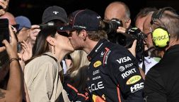 Monza, Verstappen in love: il bacio di Kelly Piquet il più bel premio per la pole position