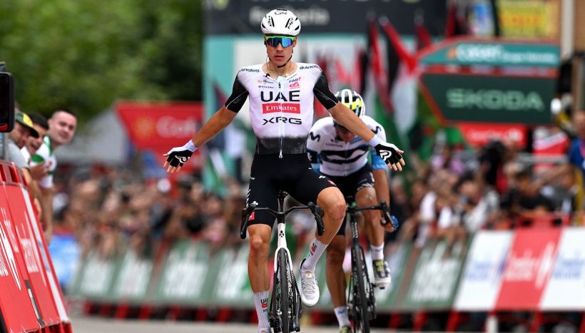 Vuelta, 12a tappa: Ayuso se ne inventa un'altra, scatta sulla Collada de Brenes e regola allo sprint Romo