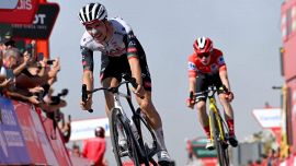 Vuelta, 13a tappa: Almeida show sull'Angliru, ma Vingegaard gli resta incollato. Pellizzari stoico, Ciccone cede