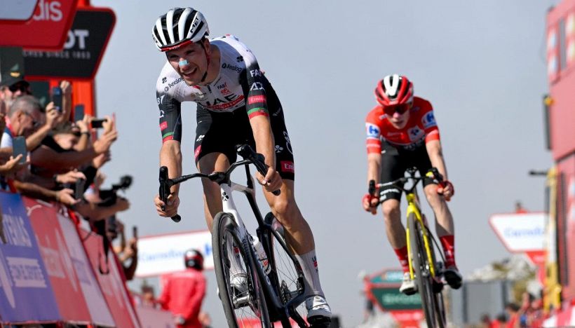Vuelta, 13a tappa: Almeida show sull'Angliru, ma Vingegaard gli resta incollato. Pellizzari stoico, Ciccone cede