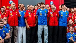 Gp Italia, John Elkann e Benedetto Vigna a Monza: foto di gruppo Ferrari con Hamilton e Leclerc dopo il caso scia