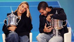 Alcaraz si vendica di Sabalenka per la gaffe su Sinner e festeggia lo US Open con un nuovo look biondo platino