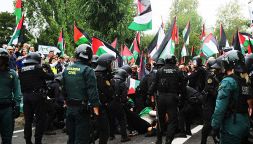 Vuelta: i manifestanti pro-Palestina vincono ancora, tappa accorciata di 8 km e successo di Bernal. Ma è una farsa