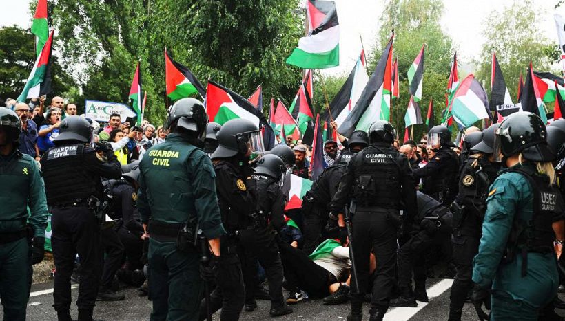 Vuelta: i manifestanti pro-Palestina vincono ancora, tappa accorciata di 8 km e successo di Bernal. Ma è una farsa