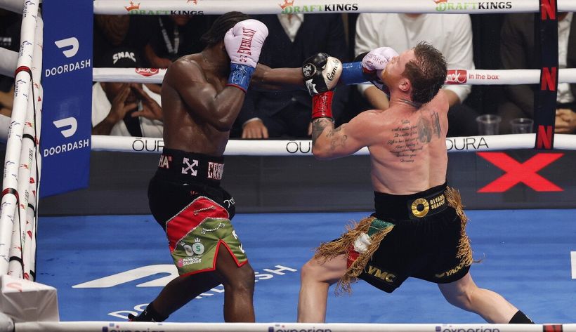 Boxe, Bud Crawford fa la storia: batte nettamente Canelo Alvarez ai punti ed è il nuovo undisputed dei supermedi