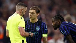 Ajax-Inter, il Var cancella un rigore a Thuram: Calvarese e Piccinini sono increduli. La rabbia dei tifosi