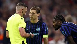 Ajax-Inter, il Var cancella un rigore a Thuram: Calvarese e Piccinini sono increduli. La rabbia dei tifosi
