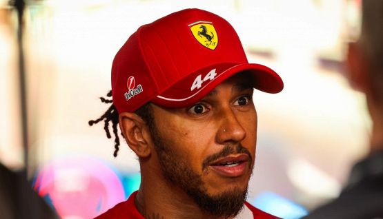 Baku, tensione Ferrari: Hamilton critica la scelta gomme, Vasseur lo zittisce. Leclerc: "Niente scuse, errore mio"