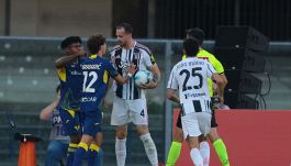 Verona-Juventus: intervento del Var, rissa sfiorata tra Tudor e la panchina avversaria, gomitata a Gatti. Bufera su Rapuano