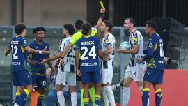 Verona-Juventus, moviola: l’arbitro confonde tutto, anche chi ha procurato il rigore, manca un rosso, serata da incubo