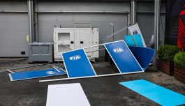 Vento forte a Baku: danni nel paddock, ansia per il Gp. Le folate dietro gli incidenti di Leclerc e Piastri