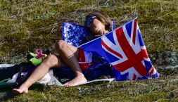 Motegi: c'è la MotoGP in pista ma la tifosa australiana di Jack Miller dorme sugli spalti