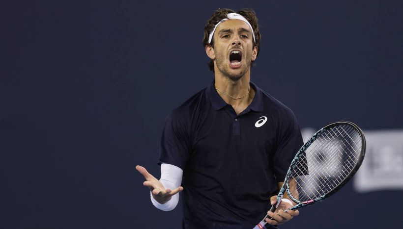 Pechino, Musetti accusato di razzismo sui cinesi, Paolini già idolo dei tifosi: Lorenzo insulta, Jasmine se la ride