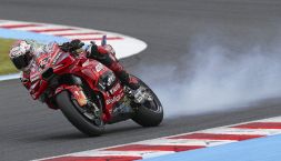 Gp Giappone, brividi Bagnaia: la sua Ducati fuma nel finale, vittoria col pathos. Le immagini rendono l'idea