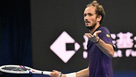 Pechino: Medvedev bloccato dai crampi, l’arbitro lo ammonisce, lui si ritira. Ma l'ATP è costretta a fare retromarcia