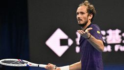 Pechino: Medvedev bloccato dai crampi, l’arbitro lo ammonisce, lui si ritira. Ma l'ATP è costretta a fare retromarcia