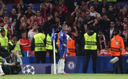 Chelsea-Benfica: tiro al bersaglio dei tifosi lusitani contro l’ex Fernandez, Mourinho costretto a intervenire