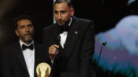 Pallone d’oro, Donnarumma, ultimo schiaffo a Luis Enrique: siparietto con Buffon, la carezza di Al-Khelafi